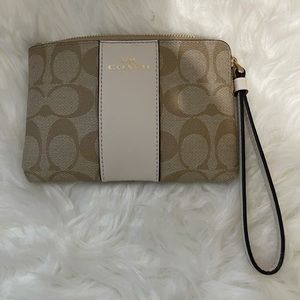 COPY - NWT COACH SIGNATURE JACQUARD WRISTLET. PERFECT 🎁